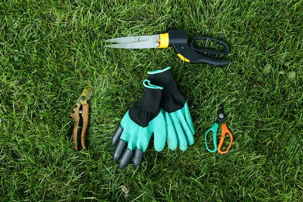 户外绿草上的园艺工具和手套 — 图库照片