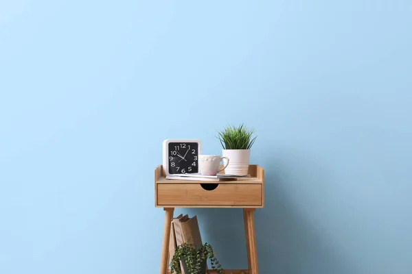 Alarm Clock Houseplant Cup Table Color Wall — Stock Photo, Image