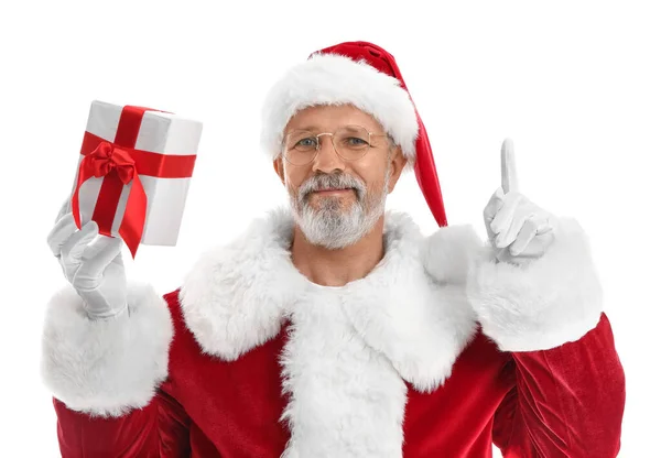 Papai Noel Segurando Presente Natal Apontando Para Algo Fundo Branco — Fotografia de Stock