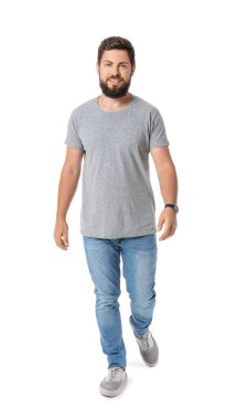 Beyaz arka planda gri tişörtlü yakışıklı adam.