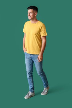 Renkli tişörtlü yakışıklı genç adam.