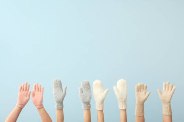 Mavi arka planda sıcak eldivenli kadınlar. Kış konsepti