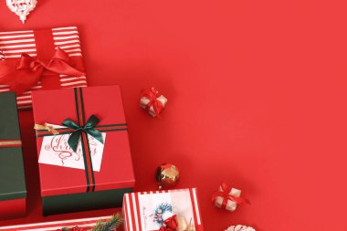 Kırmızı arkaplanlı Noel hediye kutuları