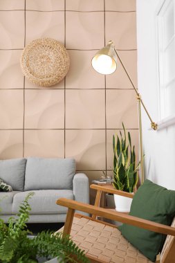 Modern oturma odasının içinde parlayan standart lamba