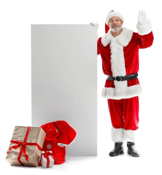 Санта Клаус Великою Пустою Карткою Подарунковими Коробками Розмахуючи Рукою Білому — стокове фото