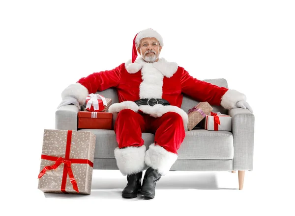 Santa Claus Siedzi Kanapie Prezentów Świątecznych Białym Tle — Zdjęcie stockowe