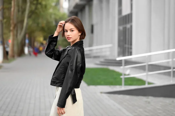 Joven Mujer Moda Calle Ciudad — Foto de Stock