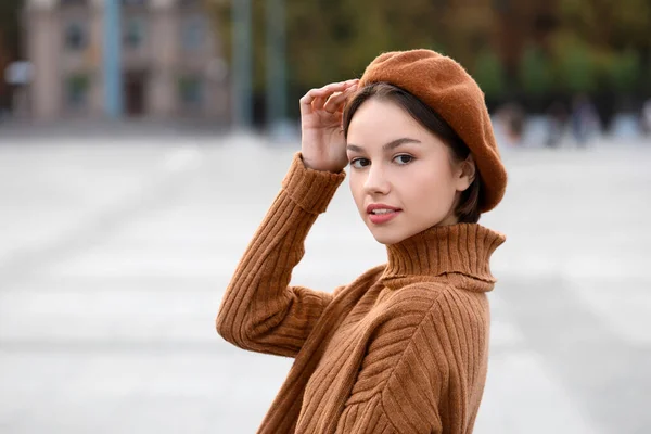 街の通りにベレー帽をかぶったエレガントな女性 — ストック写真