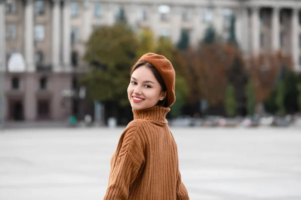 Beautiful Smiling Woman Beret Hat City Street — Stock Photo, Image