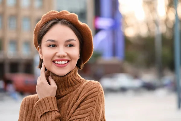 城市街道上戴贝雷帽的优雅微笑的女人的画像 — 图库照片