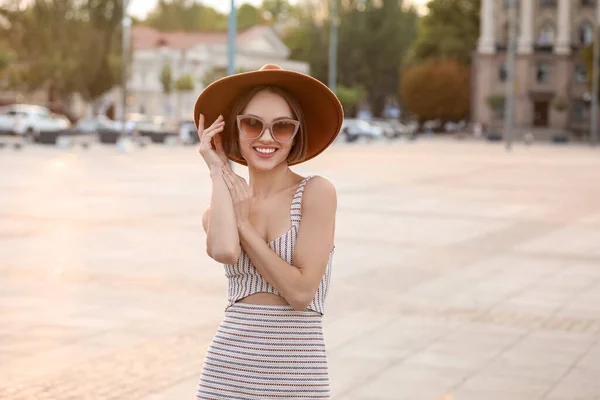 Модная Улыбающаяся Женщина Войлочной Шляпе Солнцезащитных Очках Солнечный День Улице — стоковое фото
