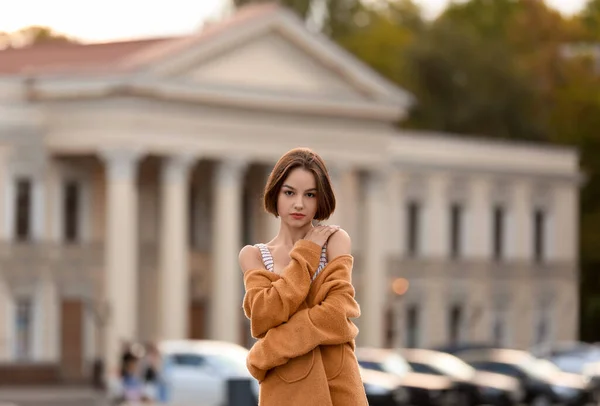 Молодая Модная Женщина Пальто Городской Улице — стоковое фото