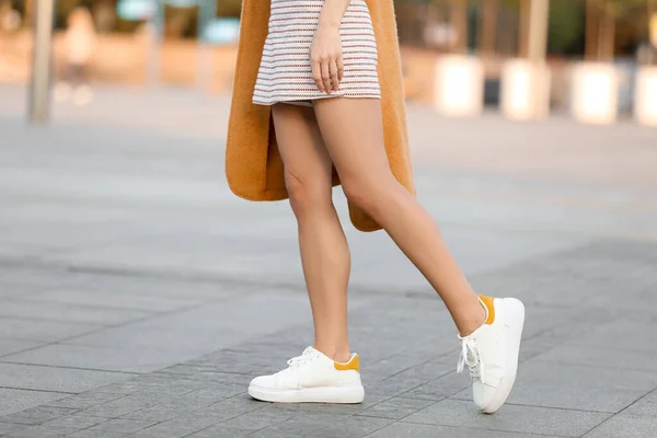 Mujer Caminando Por Plaza Ciudad Primer Plano — Foto de Stock