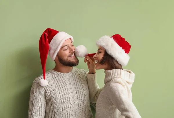 Jovem Casal Feliz Roupas Inverno Elegantes Chapéus Papai Noel Fundo — Fotografia de Stock