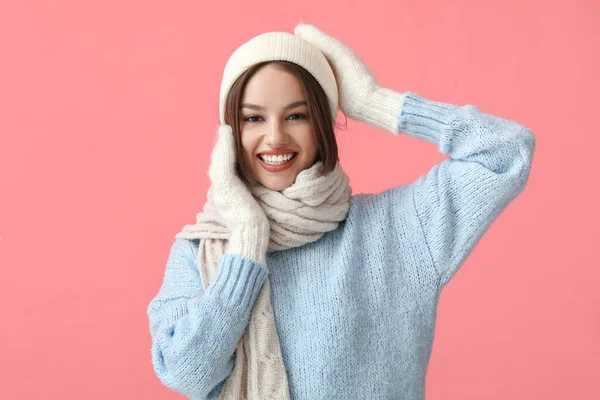 Junge Frau Stilvoller Winterkleidung Auf Farbigem Hintergrund — Stockfoto