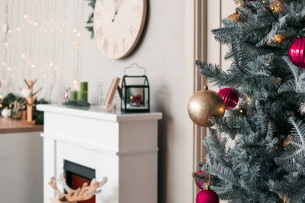 Mooie Versierde Kerstboom Lichte Kamer Close — Stockfoto