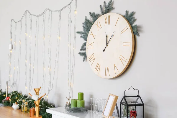 Wooden Clock Fir Tree Branches Glowing Garland Light Wall Kitchen — Stock Photo, Image