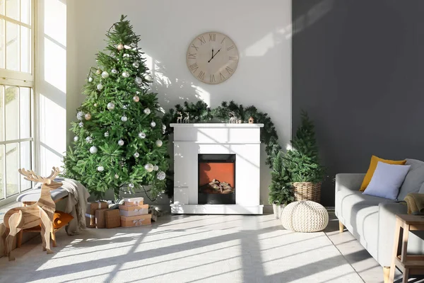 Belső Tér Világos Nappali Kandallóval Díszített Karácsonyfa — Stock Fotó