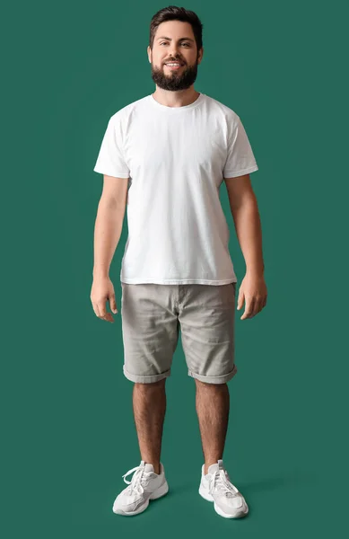 Hombre Guapo Camiseta Blanca Sobre Fondo Verde — Foto de Stock