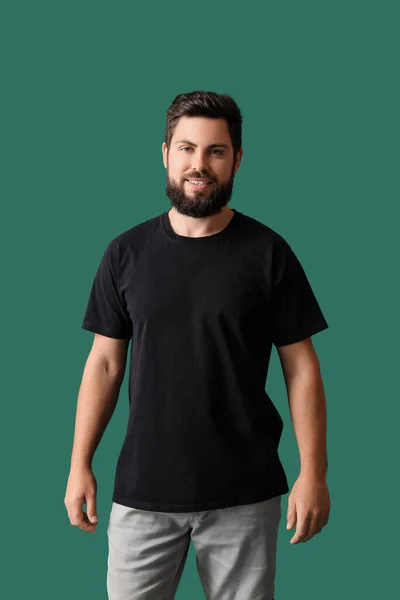 Hombre Guapo Camiseta Negra Sobre Fondo Verde —  Fotos de Stock