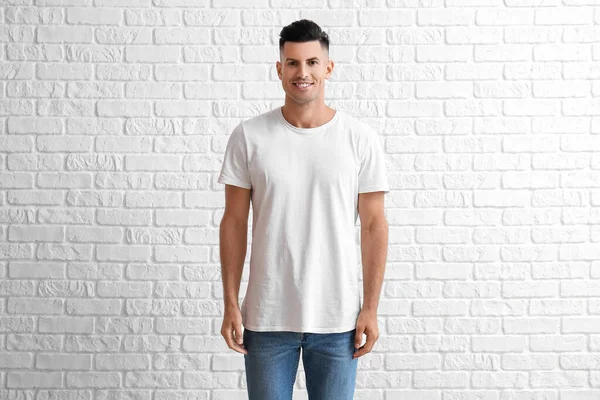 Hombre Joven Guapo Elegante Camiseta Sobre Fondo Ladrillo Blanco —  Fotos de Stock