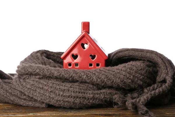 Speelgoedhuis Met Warme Sjaal Tafel Tegen Witte Achtergrond Winter Concept — Stockfoto