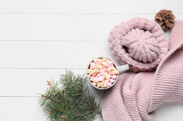 Tazza Cacao Con Marshmallow Cappello Sciarpa Rami Abete Sfondo Bianco — Foto Stock