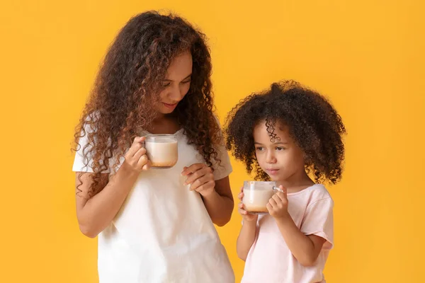 Маленька Афро Американська Дівчина Мати Чашками Какао Жовтому Тлі — стокове фото