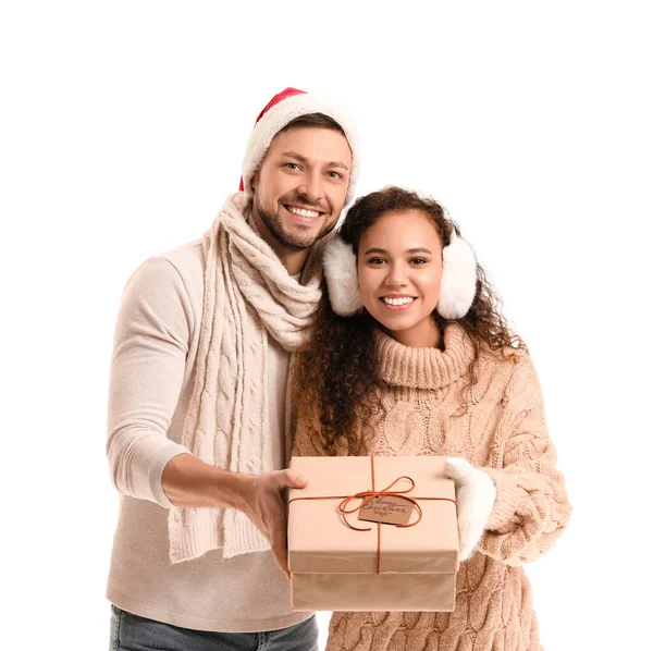 Casal Feliz Com Presente Natal Fundo Branco — Fotografia de Stock