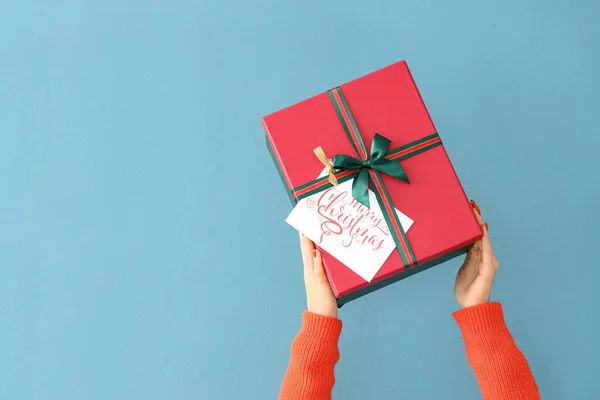 Ung Kvinna Som Håller Jul Presentförpackning Färg Bakgrund — Stockfoto