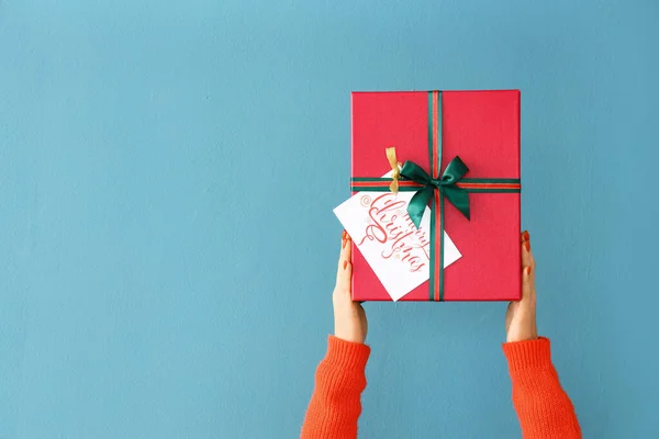 Kvinna Som Håller Jul Presentförpackning Färgbakgrund — Stockfoto