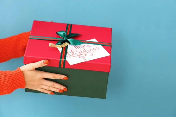 Mujer Joven Sosteniendo Caja Regalo Navidad Fondo Color Primer Plano — Foto de Stock