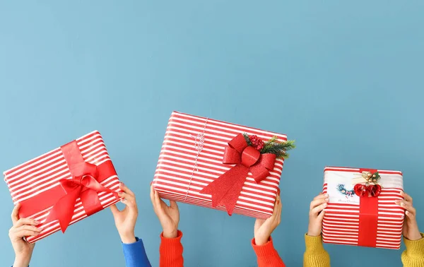 Manos Femeninas Con Cajas Regalo Navidad Sobre Fondo Color — Foto de Stock