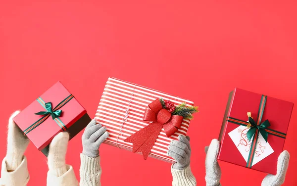 Manos Guantes Mitones Con Cajas Regalo Navidad Sobre Fondo Color — Foto de Stock