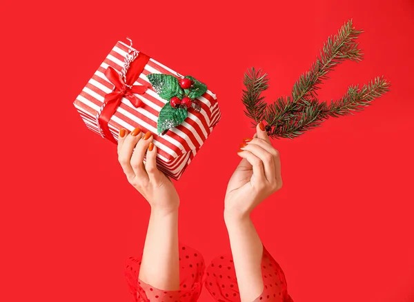 Vrouwen Met Kerst Geschenkdoos Dennenboom Tak Kleur Achtergrond — Stockfoto