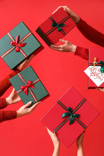Manos Femeninas Con Diferentes Cajas Regalo Navidad Fondo Color — Foto de Stock