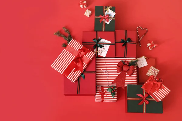 Verschiedene Weihnachtsgeschenkboxen Auf Rotem Hintergrund — Stockfoto