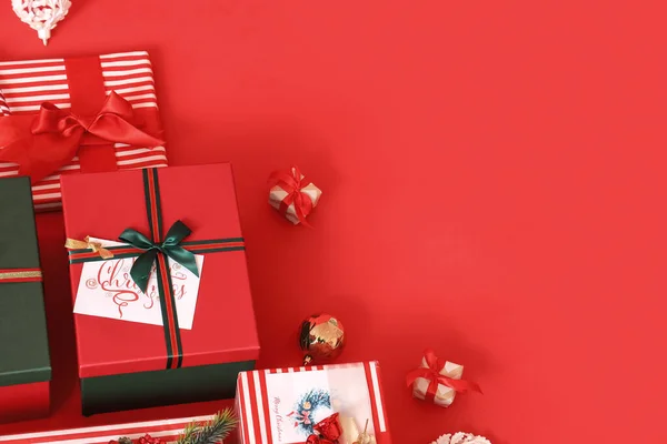 Різдвяні Подарункові Коробки Картами Червоному Тлі — стокове фото