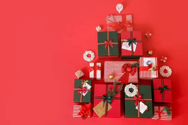 Árbol Navidad Hecho Diferentes Cajas Regalo Sobre Fondo Rojo — Foto de Stock