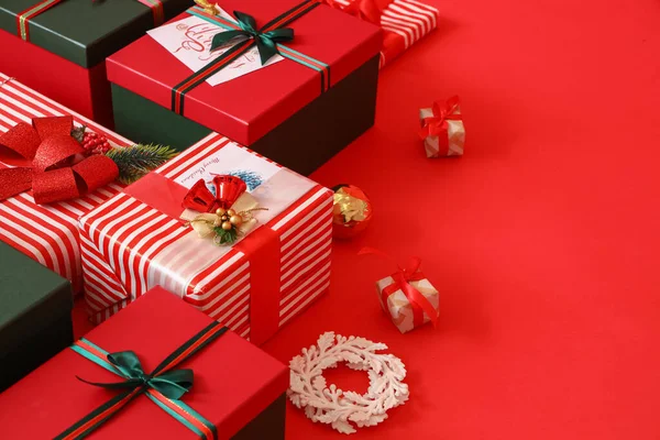 Muchas Cajas Regalo Sobre Fondo Rojo Primer Plano — Foto de Stock