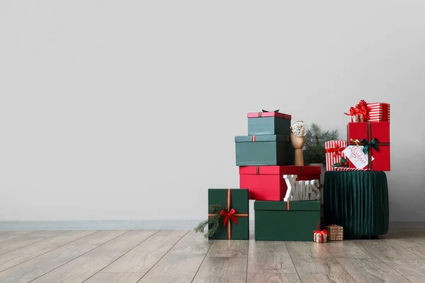 Різні Різдвяні Подарункові Коробки Декор Слово Xmas Підлозі Біля Білої — стокове фото