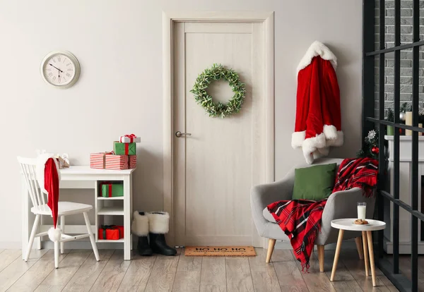Interior Habitación Con Puerta Blanca Decorada Para Navidad Traje Papá — Foto de Stock