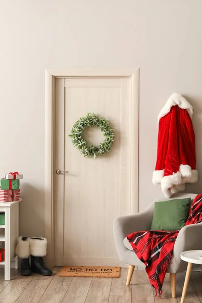 Lekkie Drzwi Urządzone Boże Narodzenie Kostium Świętego Mikołaja Pobliżu Ściany — Zdjęcie stockowe