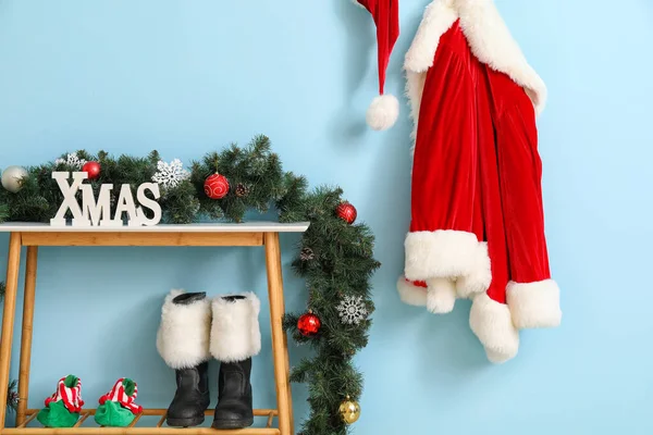 Mesa Decorada Con Palabra Xmas Santa Claus Traje Botas Sobre — Foto de Stock