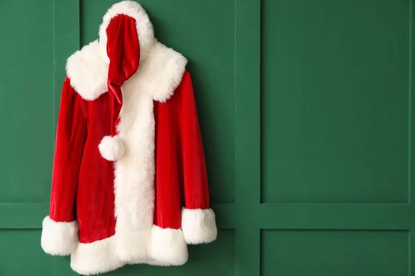 圣诞老人的服装挂在彩墙上 — 图库照片