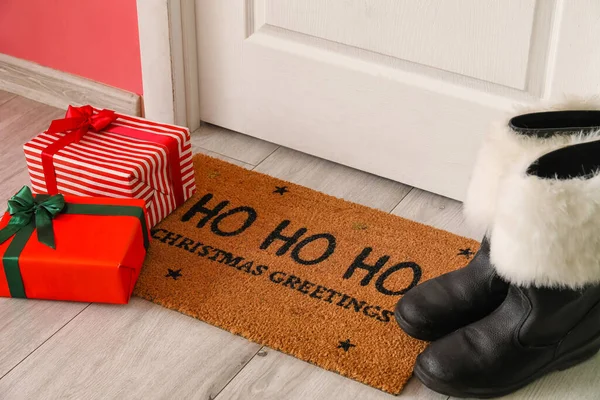 Nikolausstiefel Geschenkboxen Und Fußmatte Mit Weihnachtsgrüßen Der Nähe Der Weißen — Stockfoto