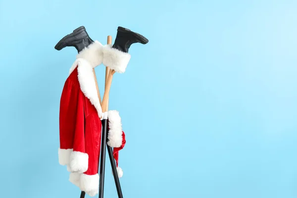 Hanger Med Santa Claus Kostym Och Stövlar Färg Bakgrund — Stockfoto