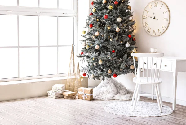 Interior Elegante Com Árvore Natal Relógio Parede Luz — Fotografia de Stock