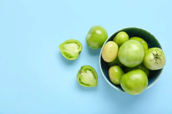 Skål Med Färska Gröna Tomater Blå Bakgrund — Stockfoto