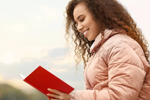 Atractiva Sonriente Mujer Afroamericana Leyendo Libro Aire Libre —  Fotos de Stock